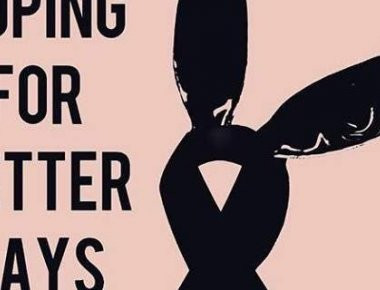 Μετά την τραγωδία στο Μάντσεστερ μία μαύρη κορδέλα με αυτιά λαγού κατέκλυσε το διαδίκτυο - Τι συμβολίζει (φωτό)